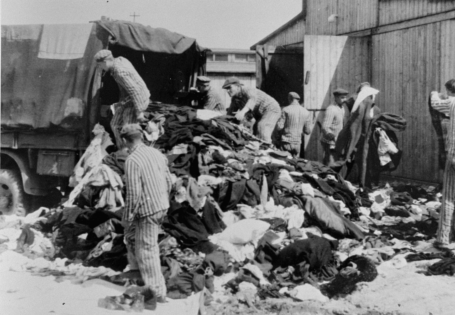 2 - Accélération de la déportation. Armée nazie en déroute 56 s10.pa2 .026 wa prisonniers auschwitz MRJ MOI