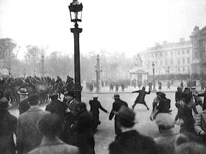 1 - Un front uni contre deux dangers communs 3 s2.pa1 .002 emeutiers place concorde 6fev1934 MRJ MOI
