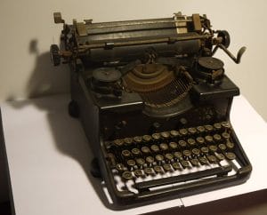 3 - Actions clandestines de la section juive de la M.O.I. 18 s3.pa3 .013 machine ecrire MRJ MOI