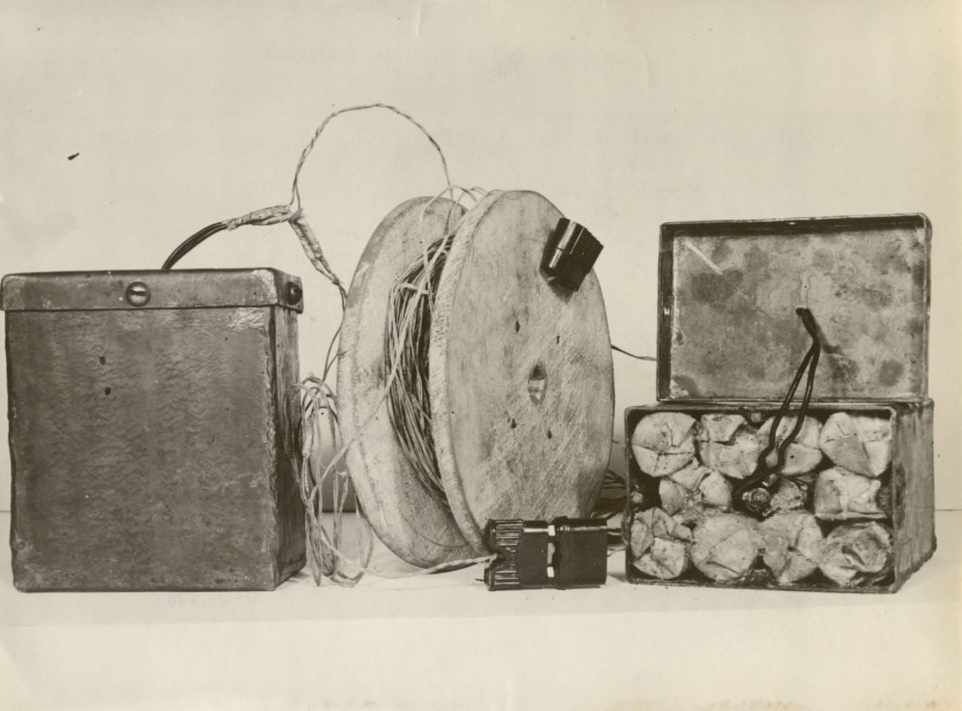 3 - Manifestations anti-hitlériennes et répression 42 MRJ MOI